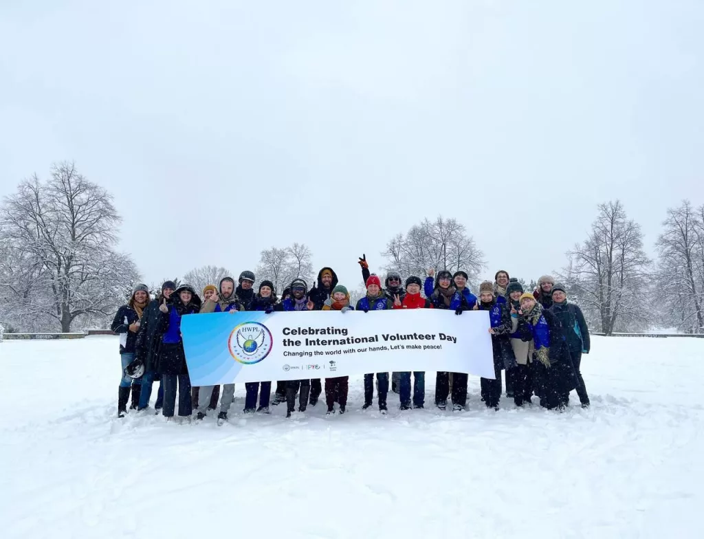 HWPL oslavila úklidem Prahy Mezinárodní den dobrovolníků OSN