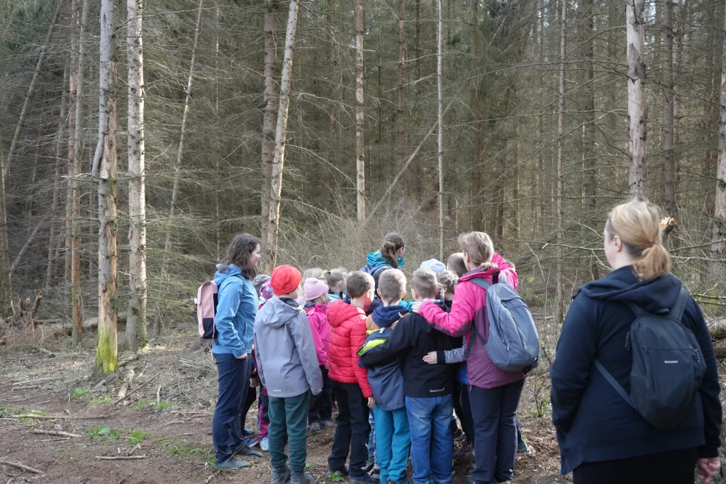 Žáci pražské školy se zapojili do výsadby stromků a mírového vzdělávání v srdci přírody